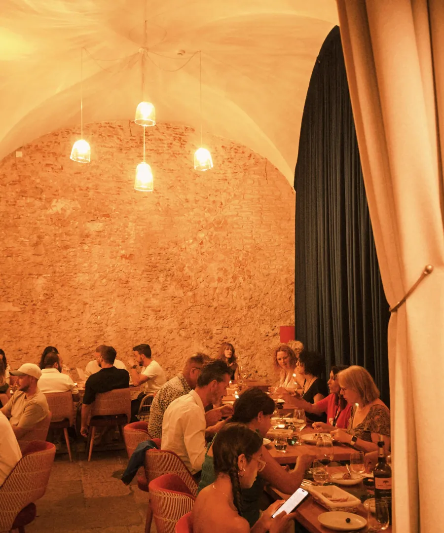 Im Kerzenlicht gedeckte Tische im Saal des Fado ao Carmo Alfama