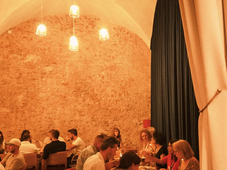 Mesas postas à luz das velas na sala do Fado ao Carmo Alfama