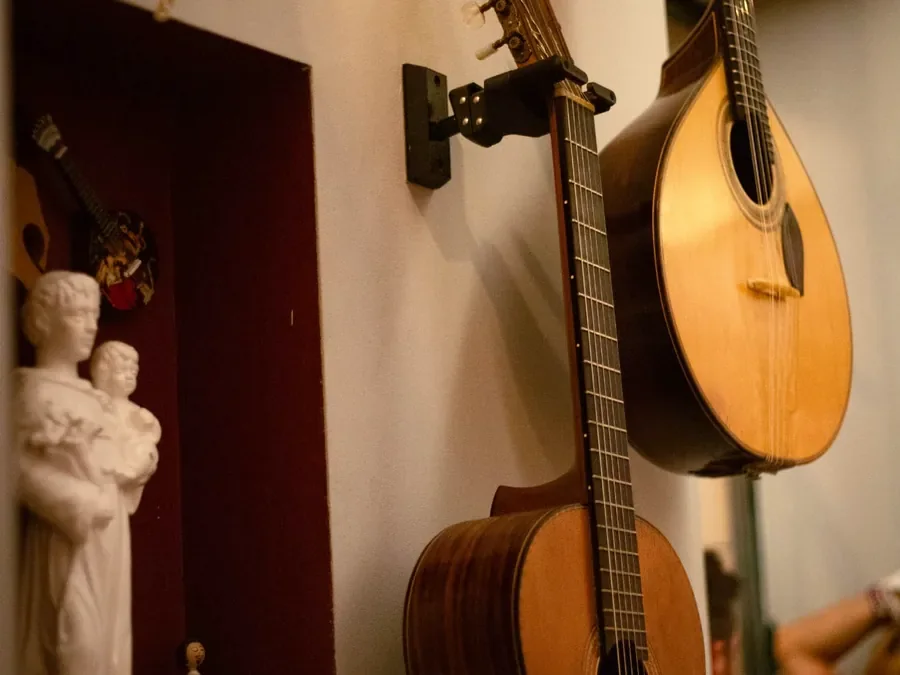 Entrada do Fado ao Carmo Chiado ao fim da noite, com o letreiro aceso sobre a porta de vitral