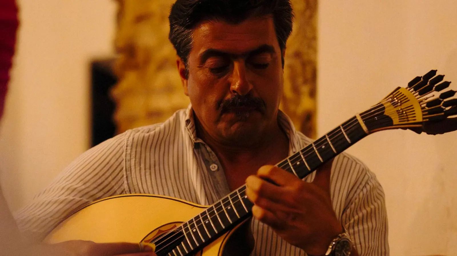 Ein Gitarrist spielt die portugiesische Gitarre an einem Fado-Abend im Fado ao Carmo