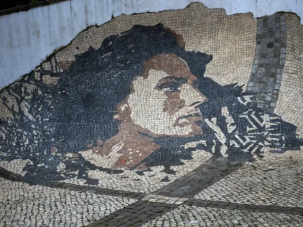 Amália em calçada