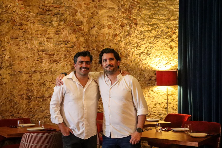 Die Inhaber des Fado ao Carmo, im Saal in Alfama